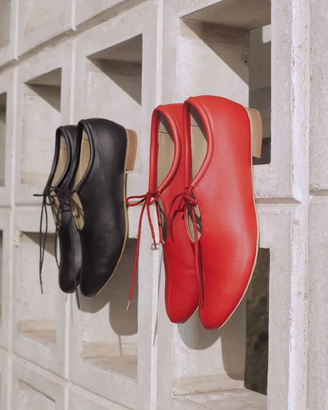 Women's casual shoes with shock - absorbing soles for a smooth stride Akira Pumps Black Nopal ballerinas made of cactus leather Women's casual shoes with shock - absorbing soles for a smooth stride Akira Pumps Black Nopal ballerinas made of cactus leather