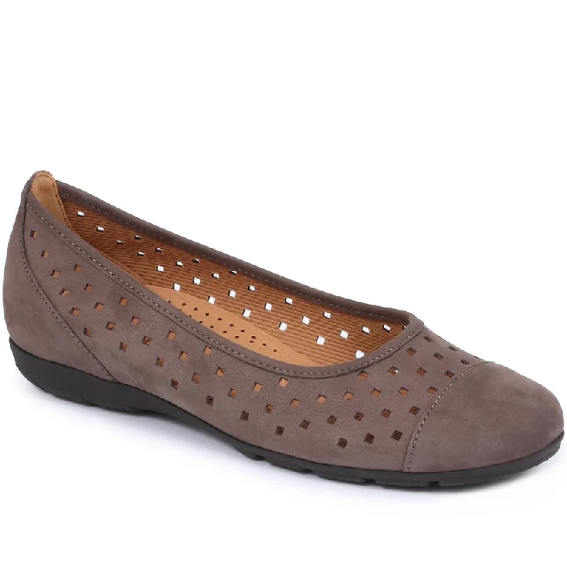 Women's casual mules for a trendy and convenient optionRuffle Cut-Out Leather Pump - GAB29571 / 314 659 Women's casual mules for a trendy and convenient optionRuffle Cut-Out Leather Pump - GAB29571 / 314 659